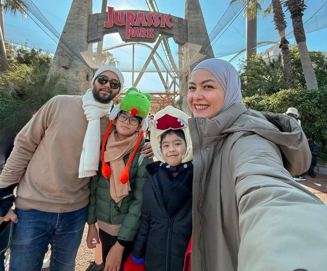 Revalina S. Temat dan keluarga liburan di Jepang