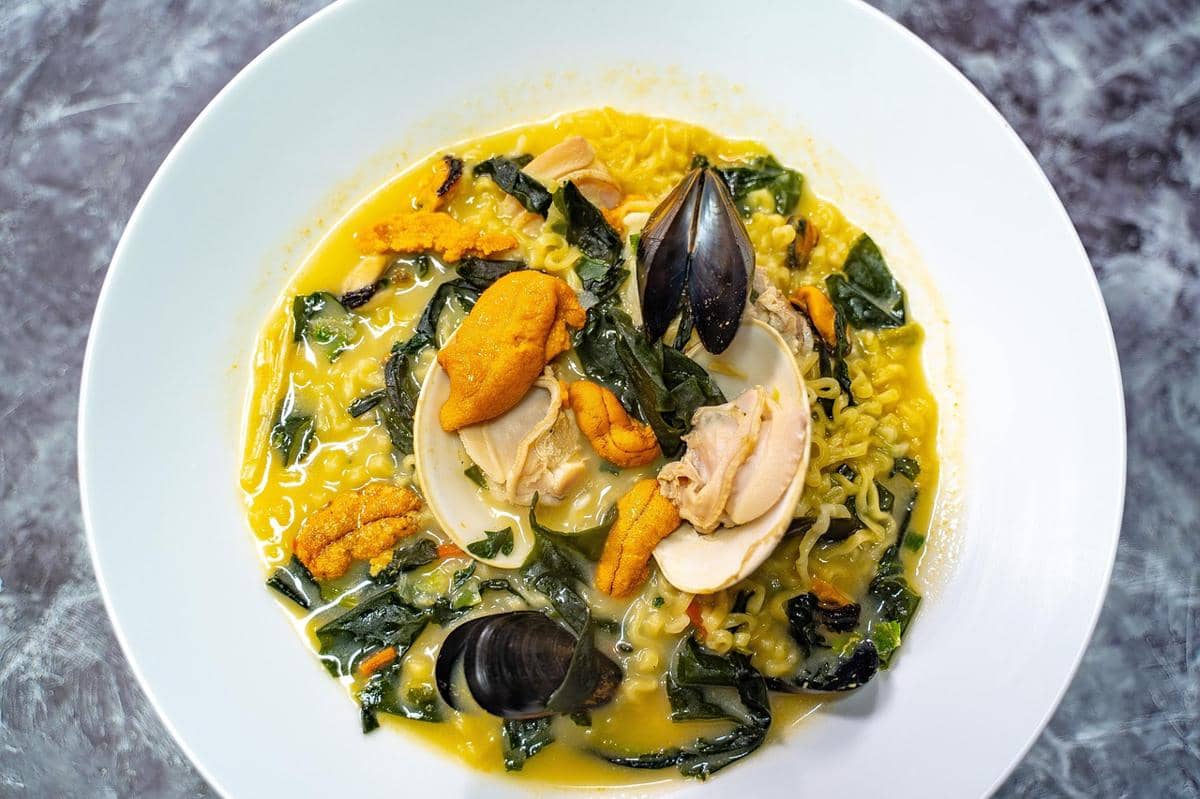 ilustrasi ramen seafood kuah kaldu udang