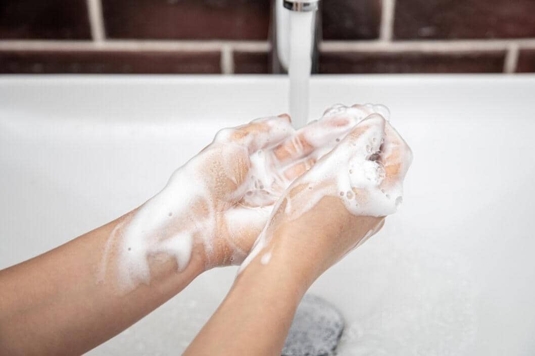 mencuci tangan (freepik.com/pvproductions)