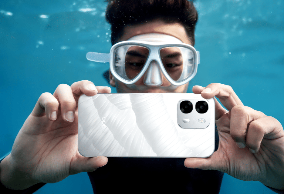 Seseorang memegang OPPO A6s 5G. 