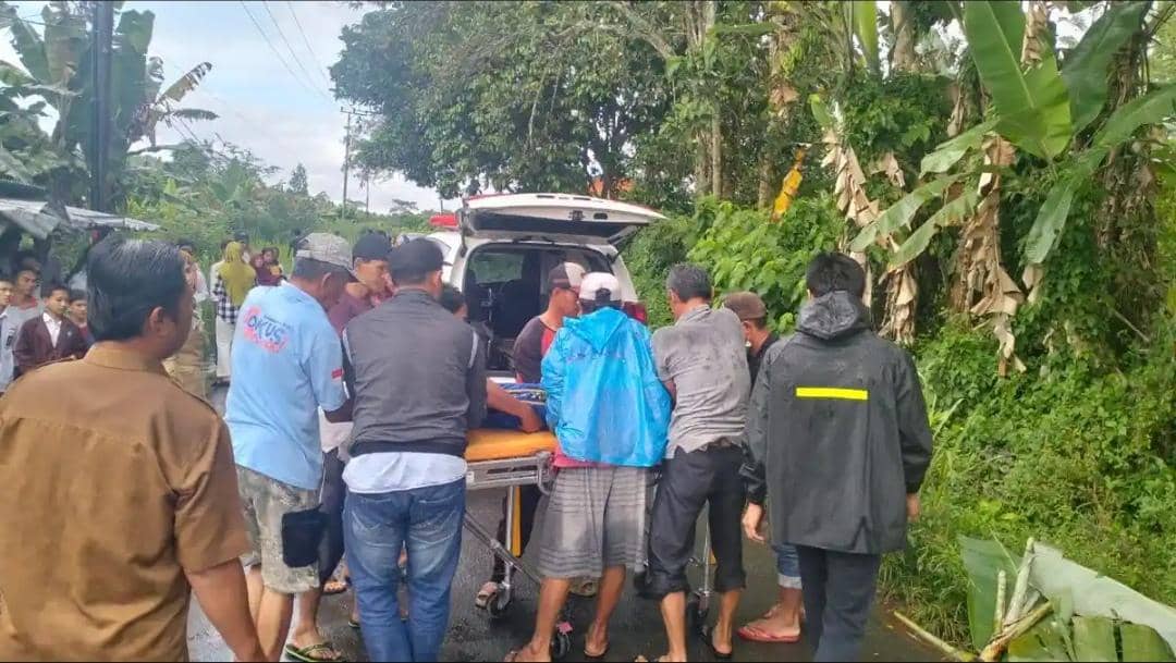 Warga dan polisi mengevakuasi pelajar di Oku Selatan yang tewas kecelakaan. (Dok. Satlantas Polres OKU Selatan)
