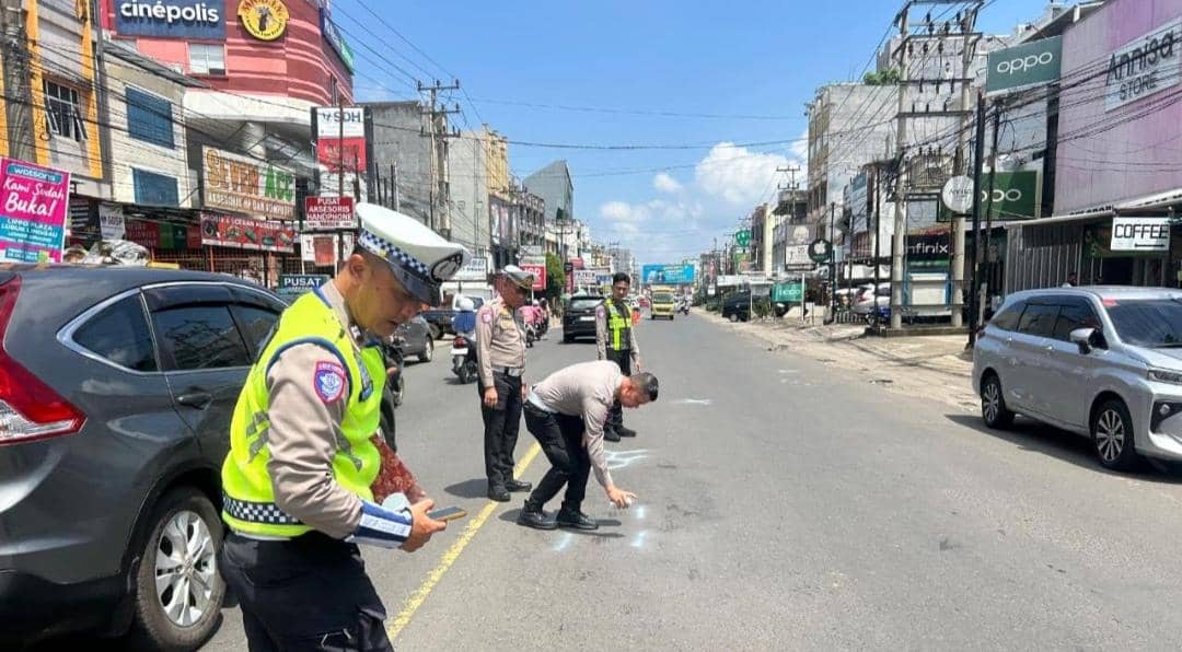 Polisi melakukan olah TKP kecelakaan yang menewaskan mantan anggota DPRD Lubuk Linggau. (Dok. Sat Lantas Polres Lubuk Linggau)