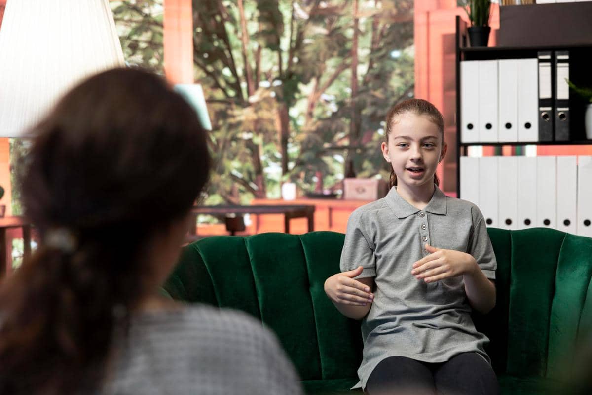 Ilustrasi ibu mengajari anak public speaking