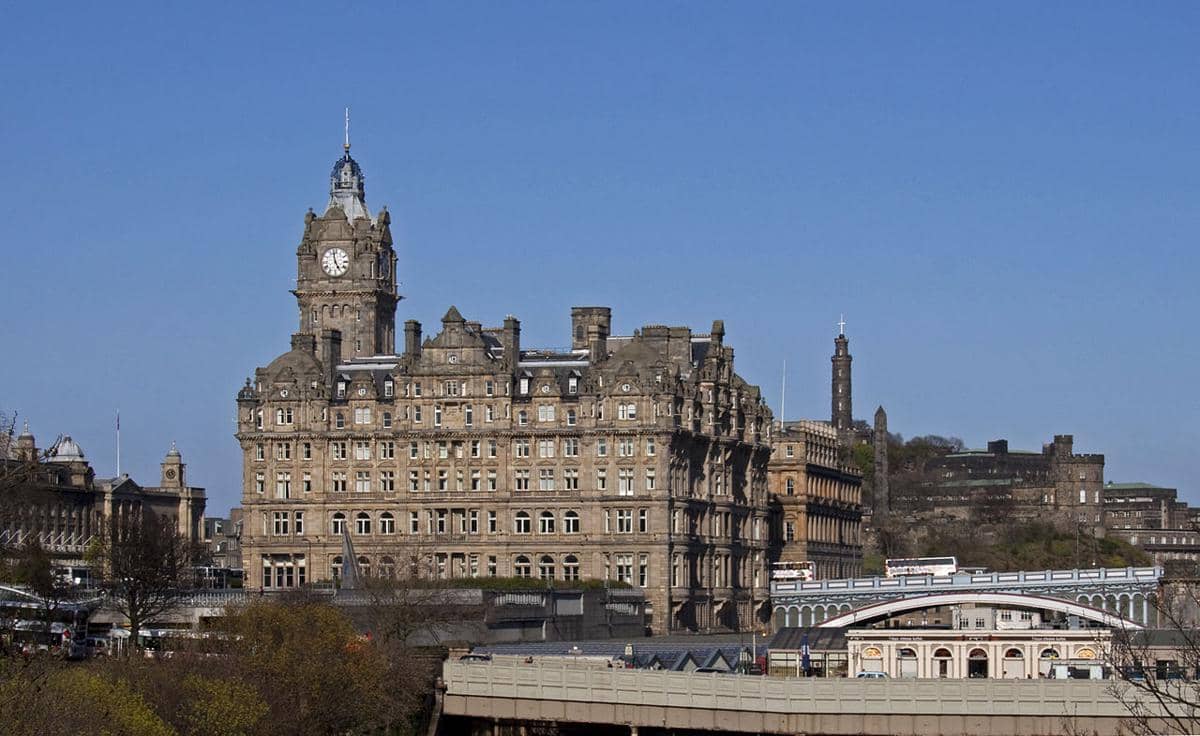 The Balmoral, sebuah hotel mewah ikonik dan landmark di Edinburgh, Skotlandia.