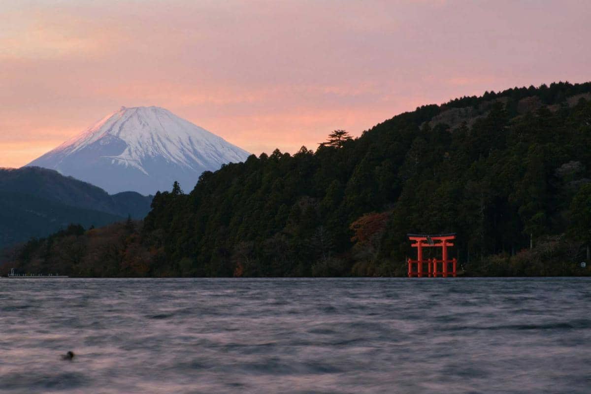 ilustrasi Danau Ashi atau Danau Ashinoko di Hakone, Kanagawa 