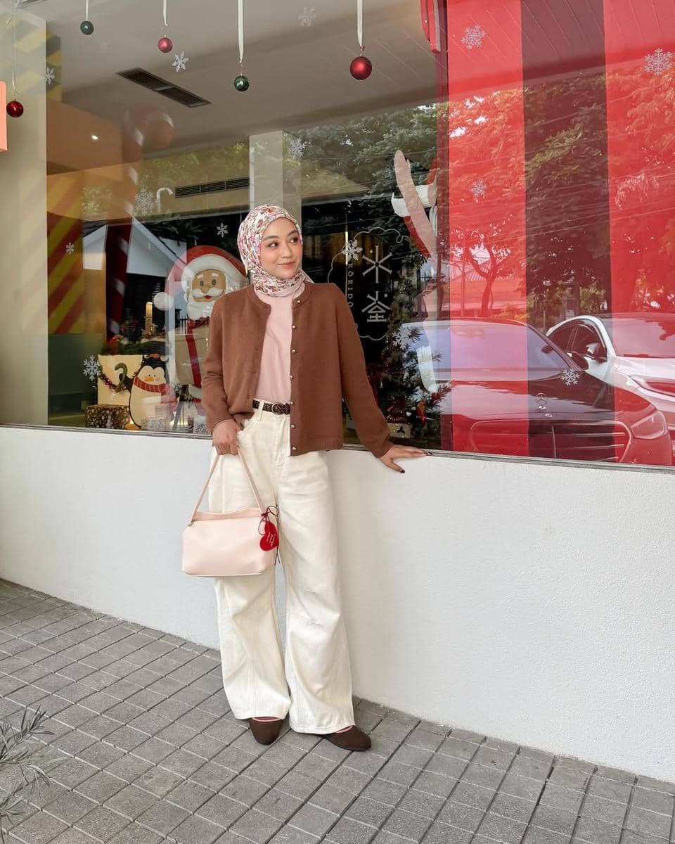 Outfit pakai cardigan ala Meirani Amalia