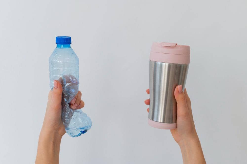 Ilustrasi botol minum plastik dan tumbler