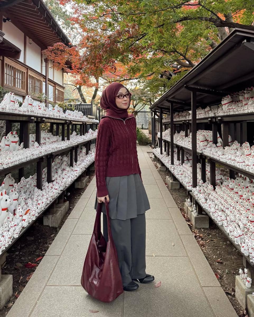 Gaya pakai cardigan ala Meirani Amalia