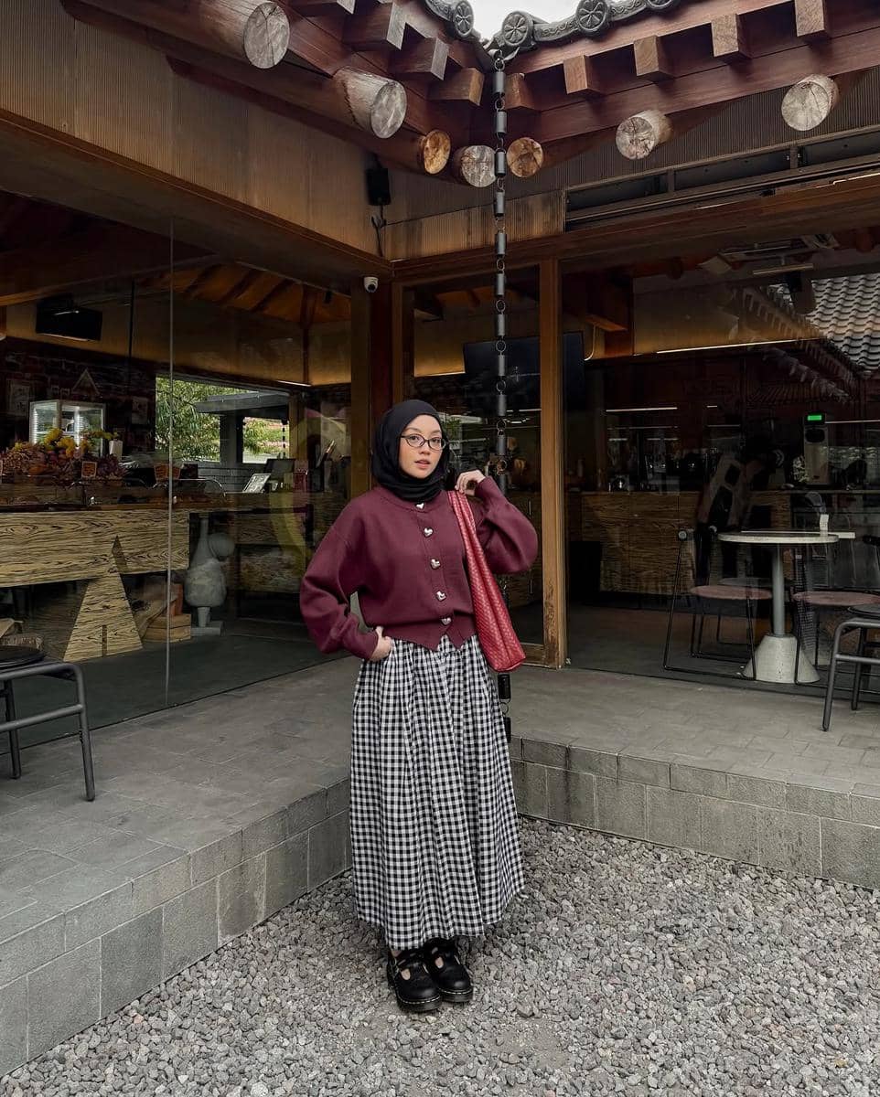 Style pakai cardigan ala Meirani Amalia