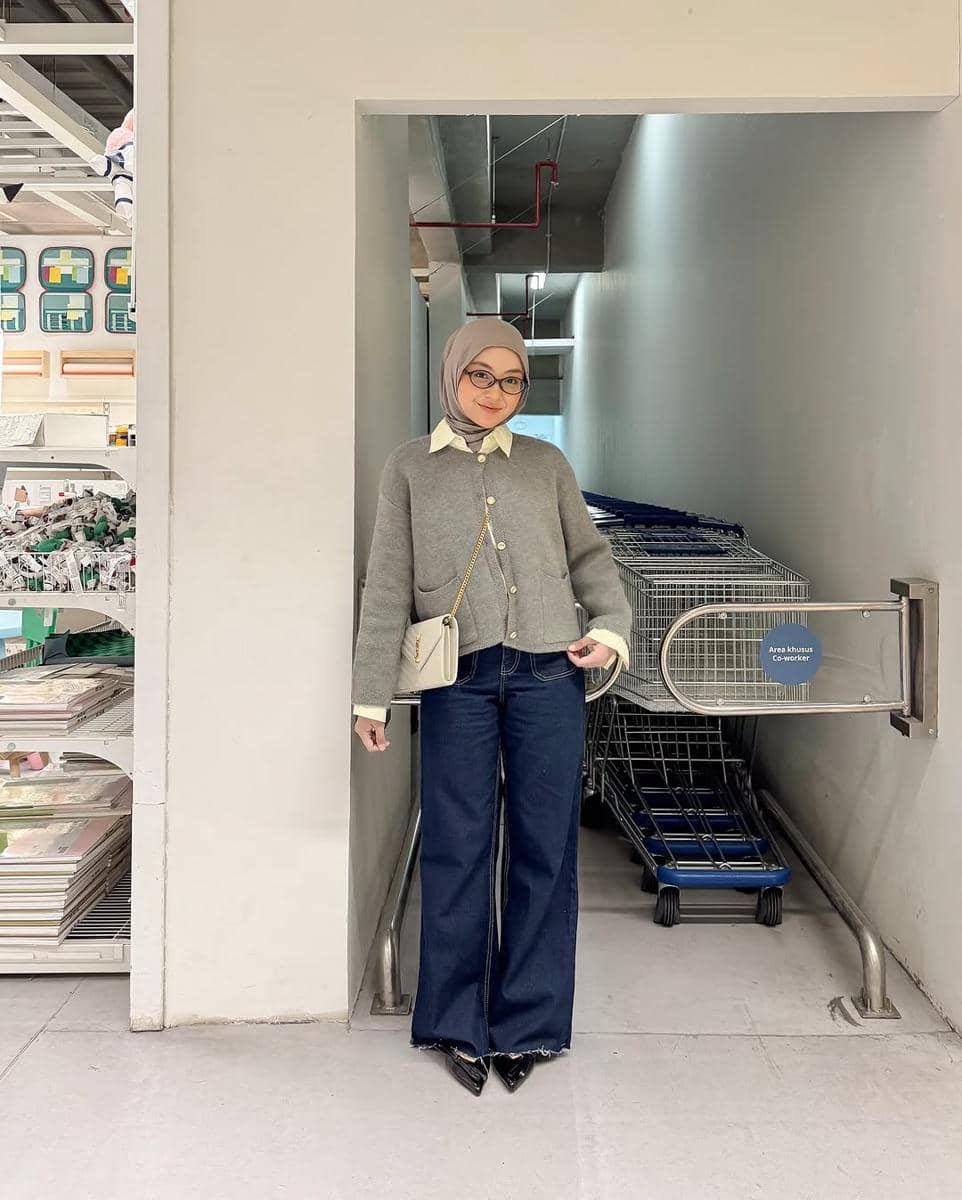 Mix and match pakai cardigan ala Meirani Amalia