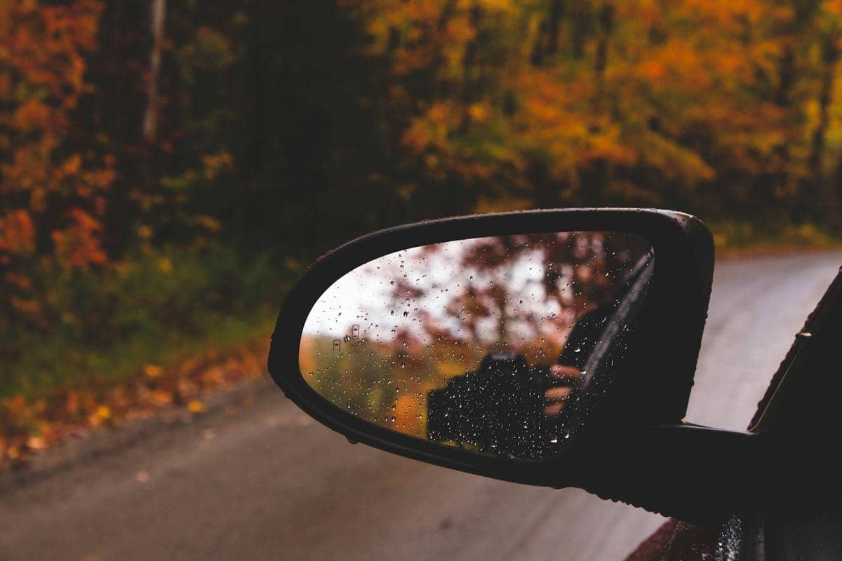 ilustrasi kaca spion mobil