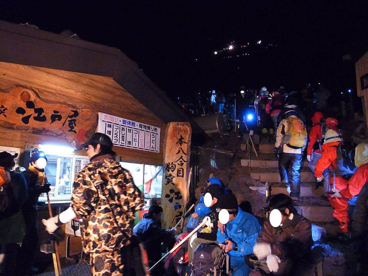 potret Gunung Fuji di malam hari 