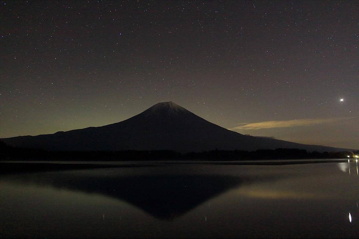 potret Gunung Fuji di malam hari 