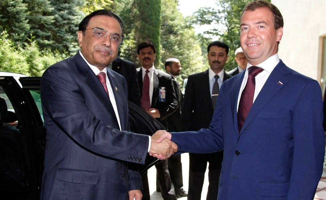 Presiden Pakistan, Asif Ali Zardari, sedang berjabat tangan.