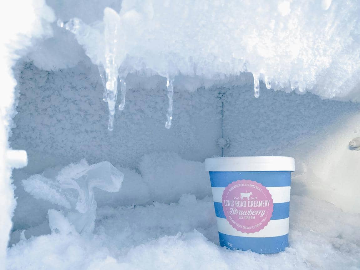 ilustrasi bagian freezer kulkas (unsplash.com/Dev Benjamin)