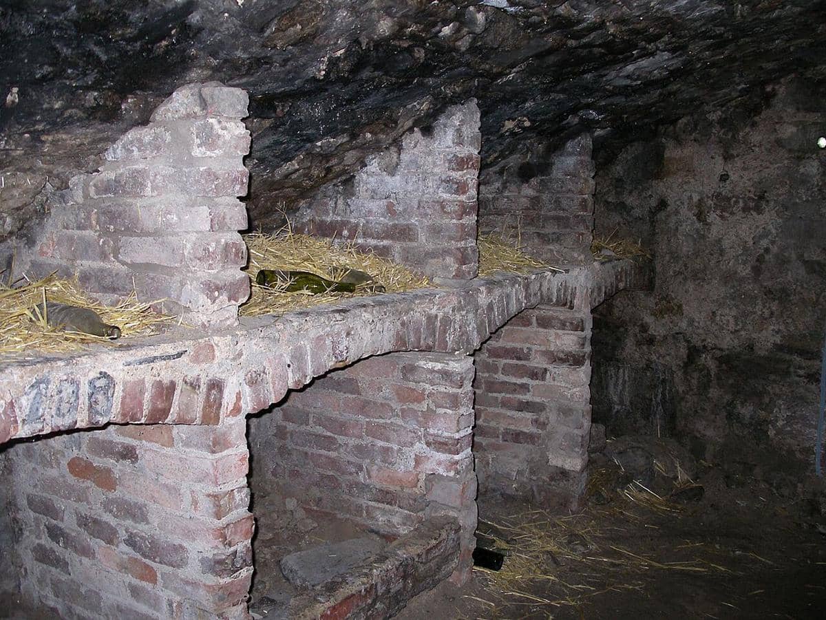 Momen di dalam Edinburgh Vaults, yang juga dikenal sebagai South Bridge Vaults, di Skotlandia. Ruang bawah tanah ini dibangun di dalam sembilan belas lengkungan Jembatan Selatan, yang selesai dibangun pada tahun 1788.