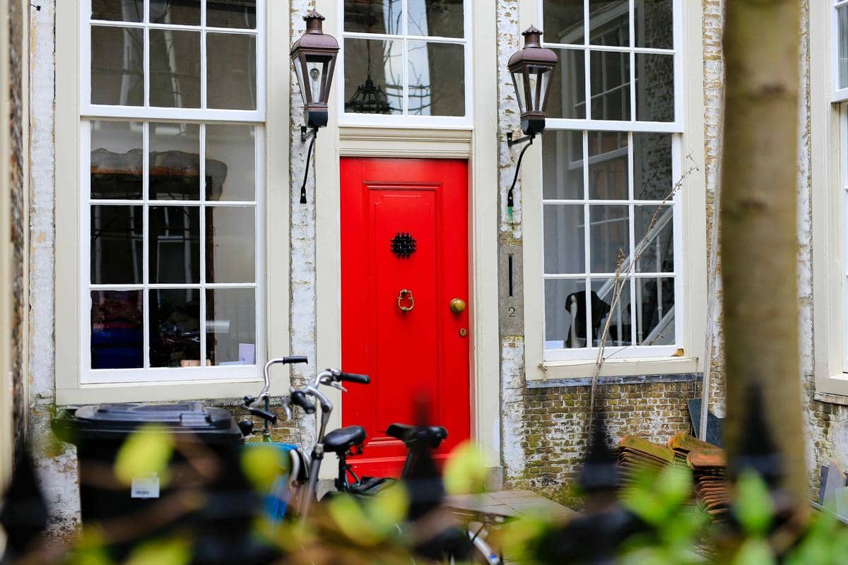 tips mengecat pintu rumah agar warnanya tahan lama