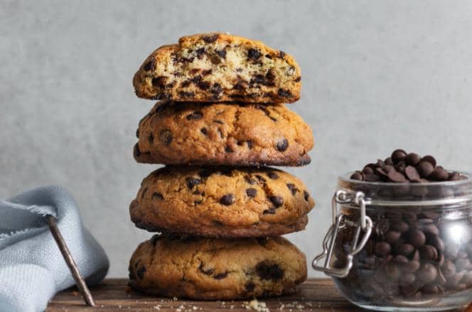 Ilustrasi vegan chocolate chips cookies 