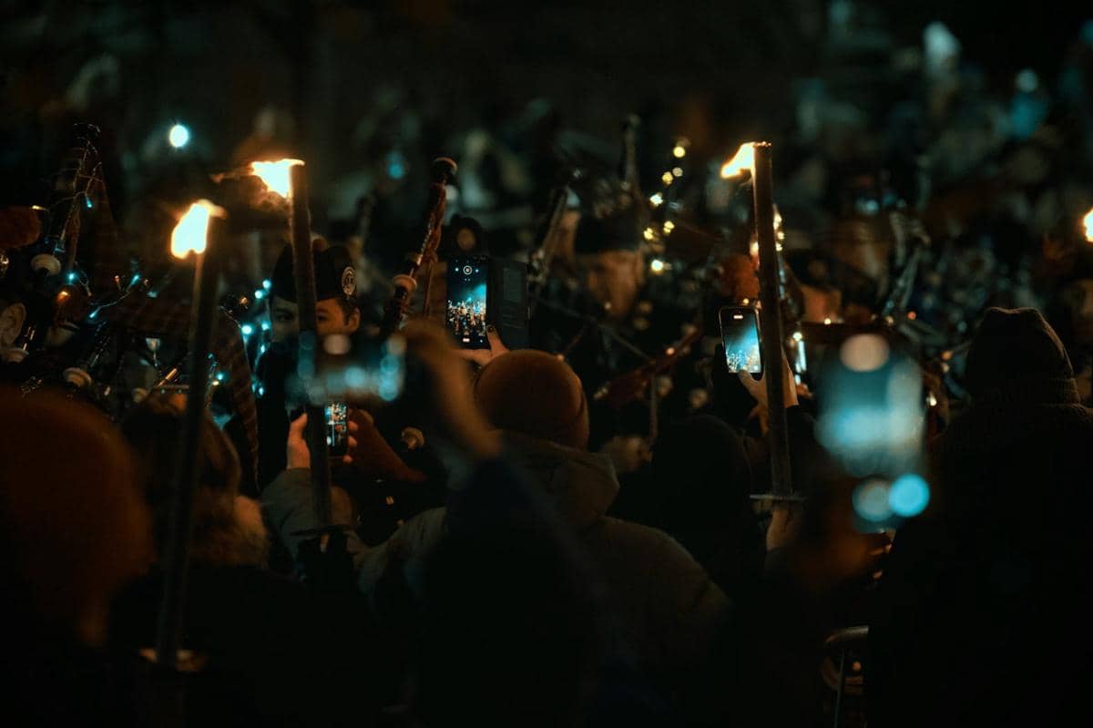 Sebuah marching band tradisional Skotlandia berjalan di sepanjang rute prosesi di Edinburgh sebagai bagian dari perayaan Hogmanay 2025.