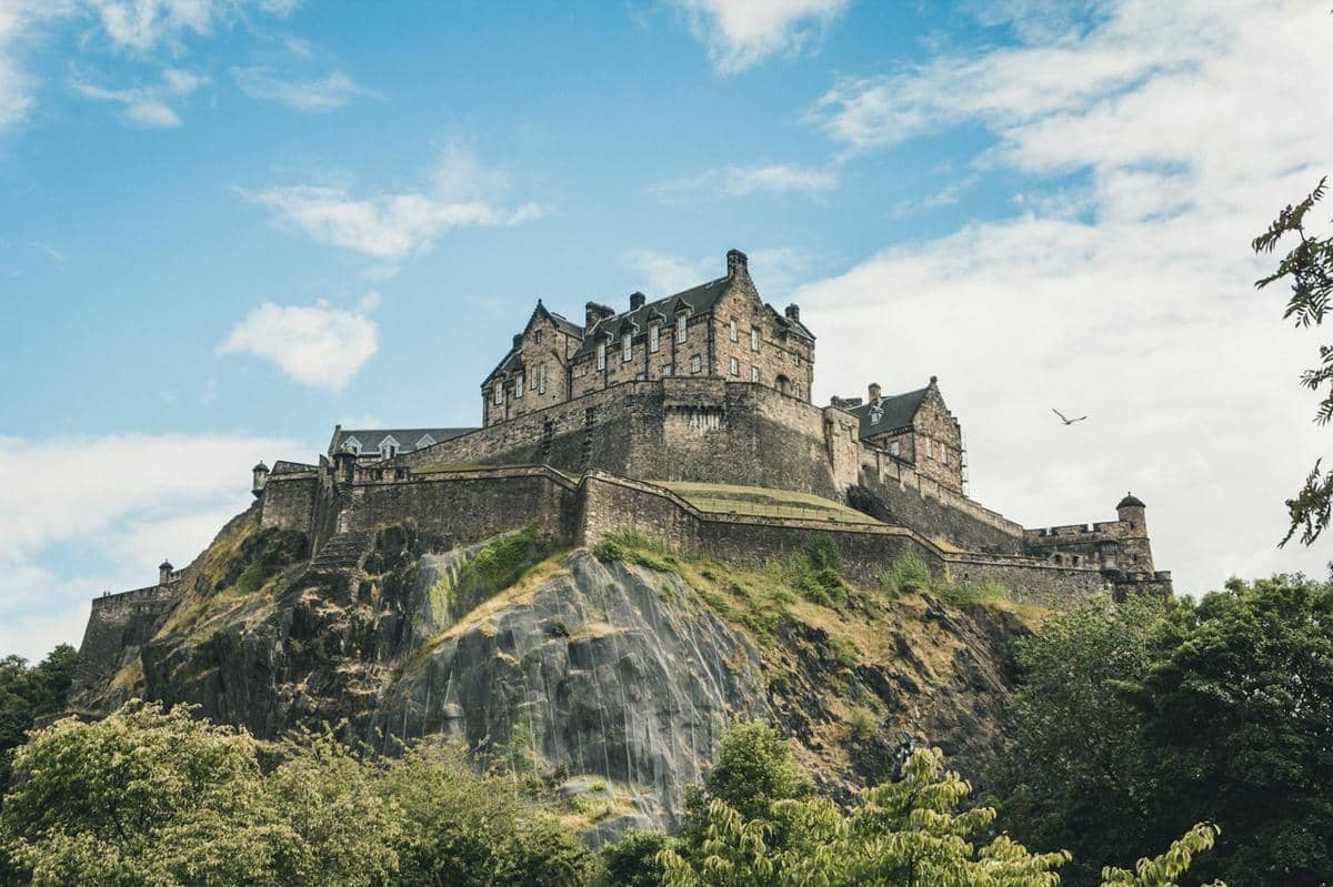 Kastil Edinburgh, sebuah benteng bersejarah ikonik yang mendominasi cakrawala Edinburgh, Skotlandia, dari posisinya di atas batuan vulkanik kuno.