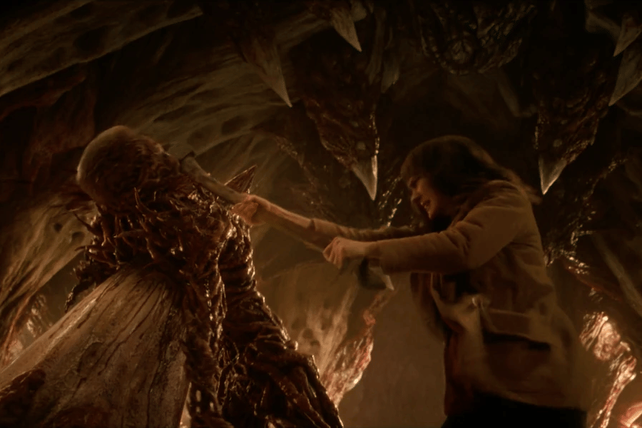 Joyce memenggal kepala Vecna.