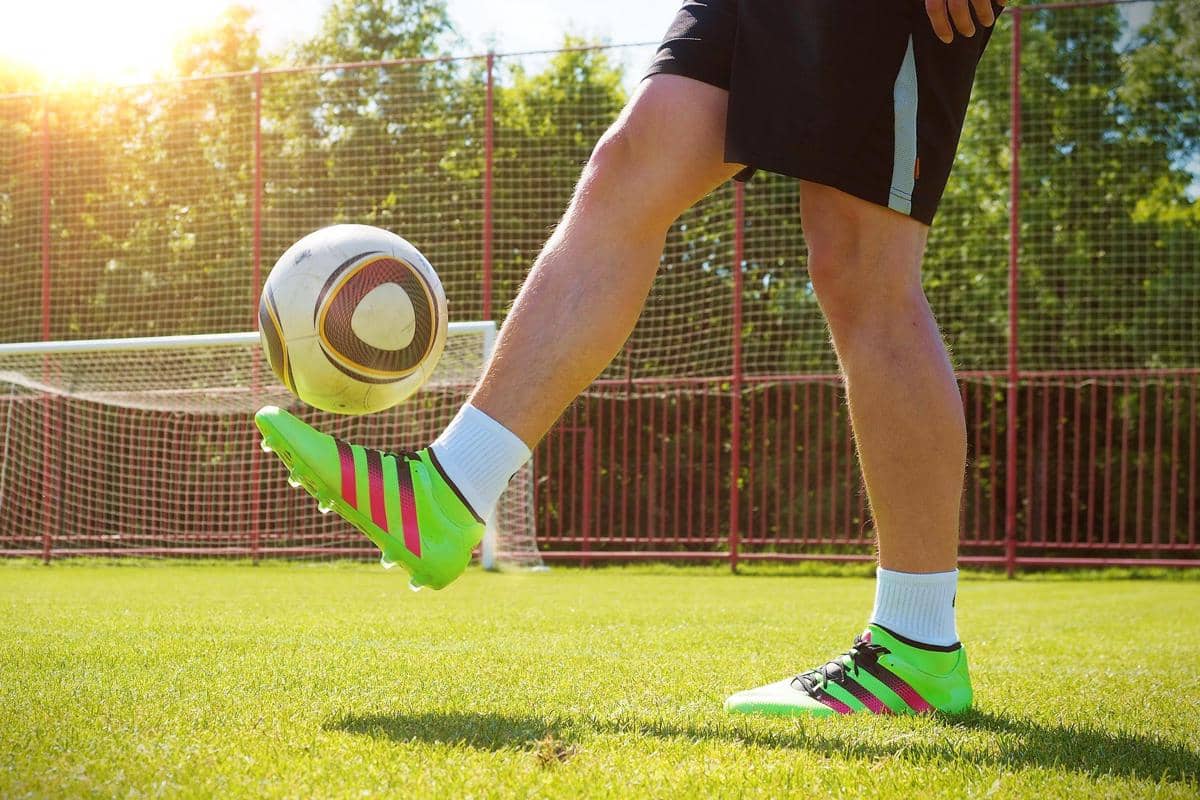 ilustrasi memainkan bola