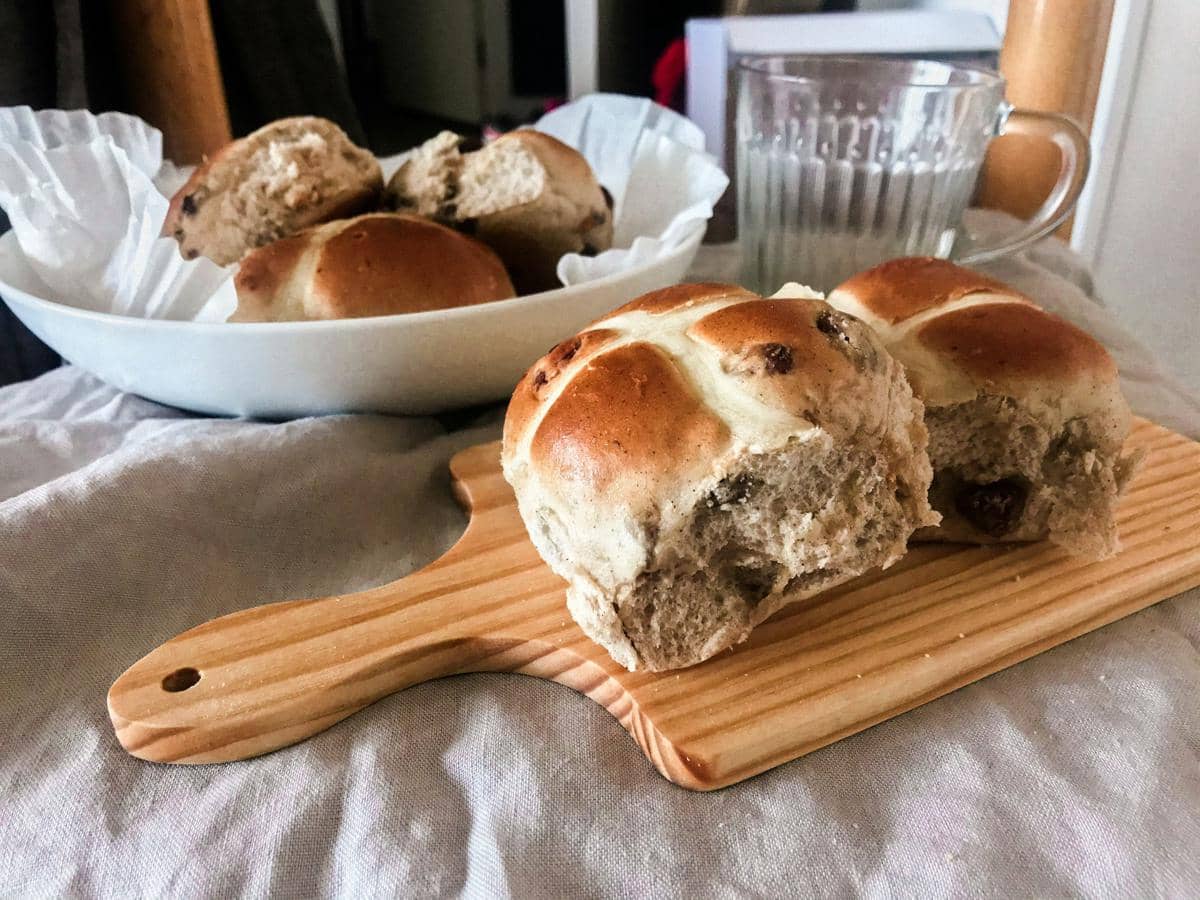 ilustrasi hot cross bun 