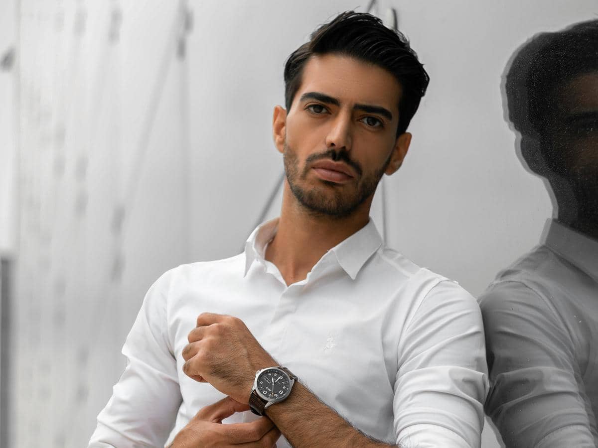 ilustrasi memakai kemeja putih dan jam tangan