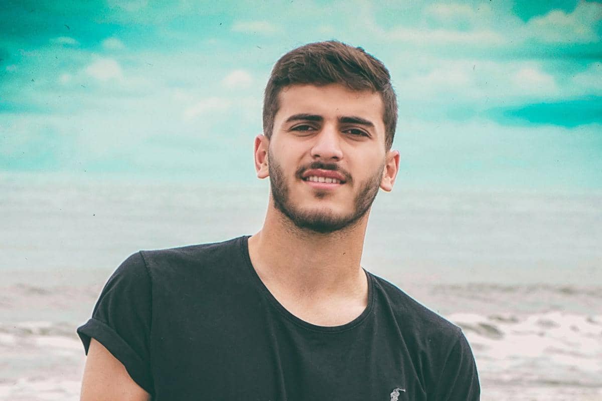 ilustrasi model rambut tipis dan lepek pria