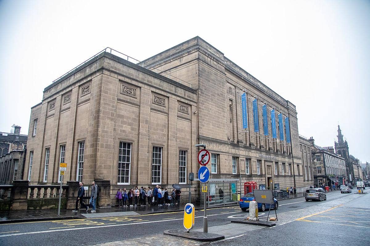 Perpustakaan Nasional Skotlandia (National Library of Scotland) terletak di pusat kota Edinburgh, tepatnya di George IV Bridge, antara kawasan Kota Tua (Old Town) dan area universitas, dan merupakan pusat penting untuk penelitian sejarah dan budaya Skotlandia dengan koleksi jutaan objek.
