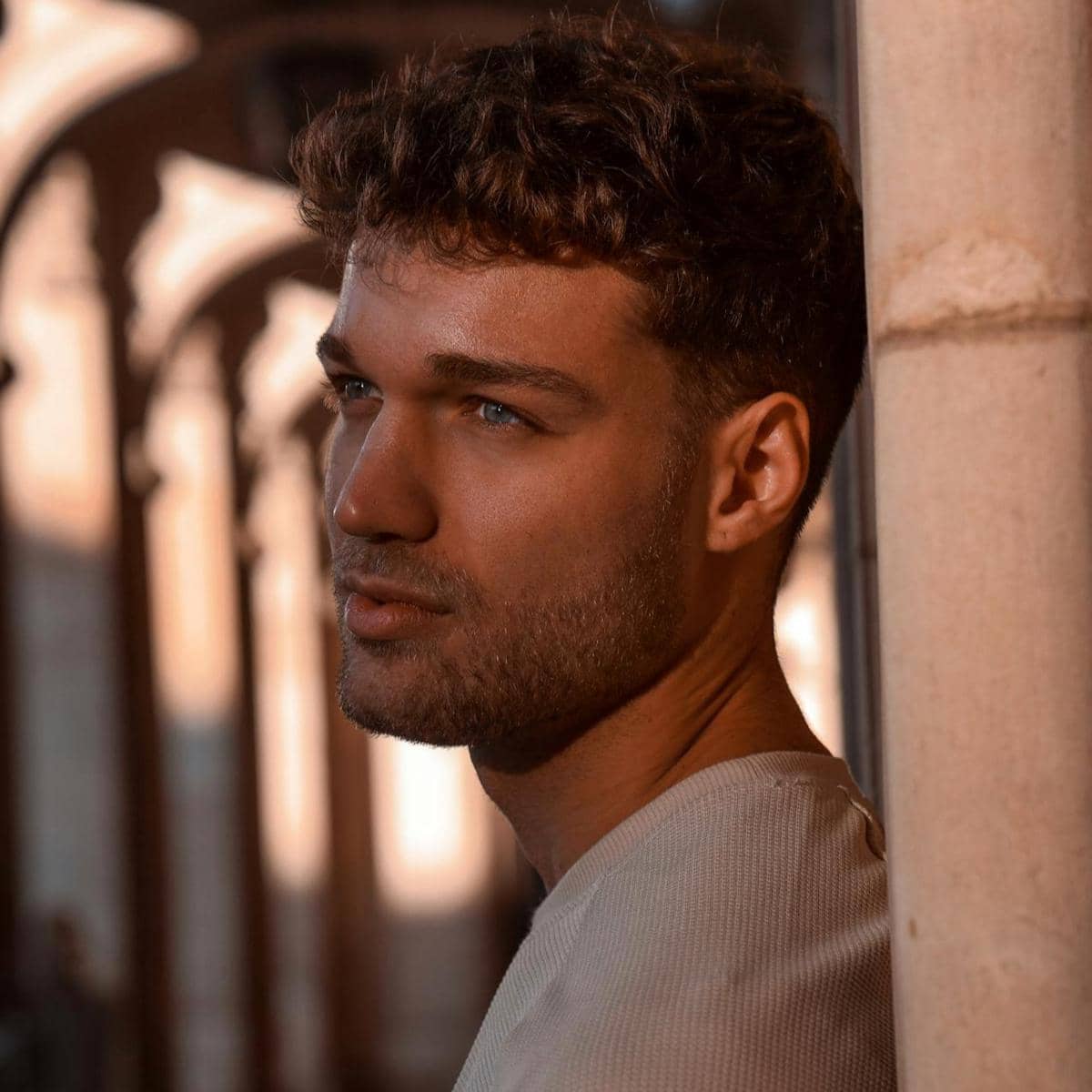 ilustrasi model rambut tipis dan lepek pria 