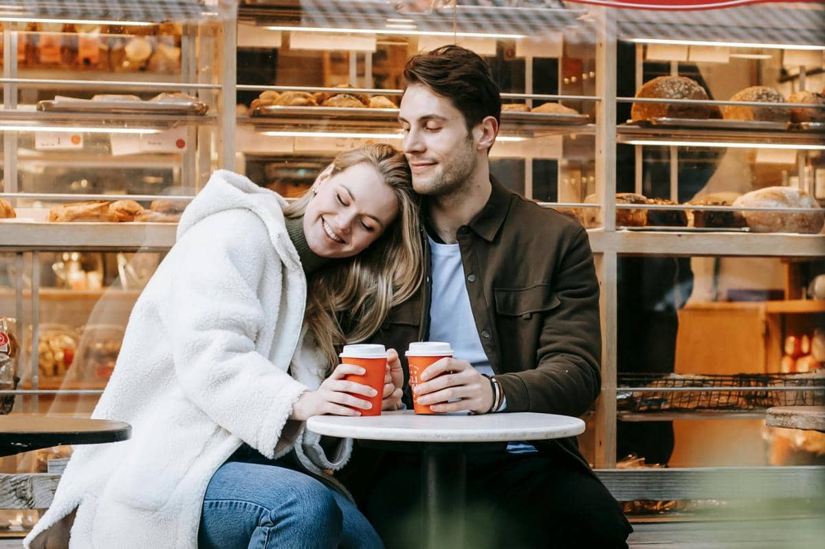 ilustrasi pasangan mesra