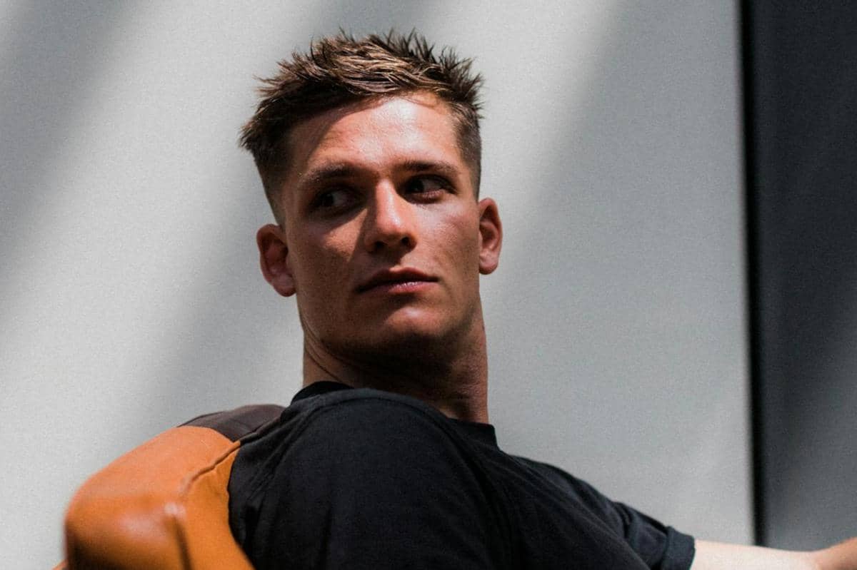 ilustrasi model rambut tipis dan lepek pria 