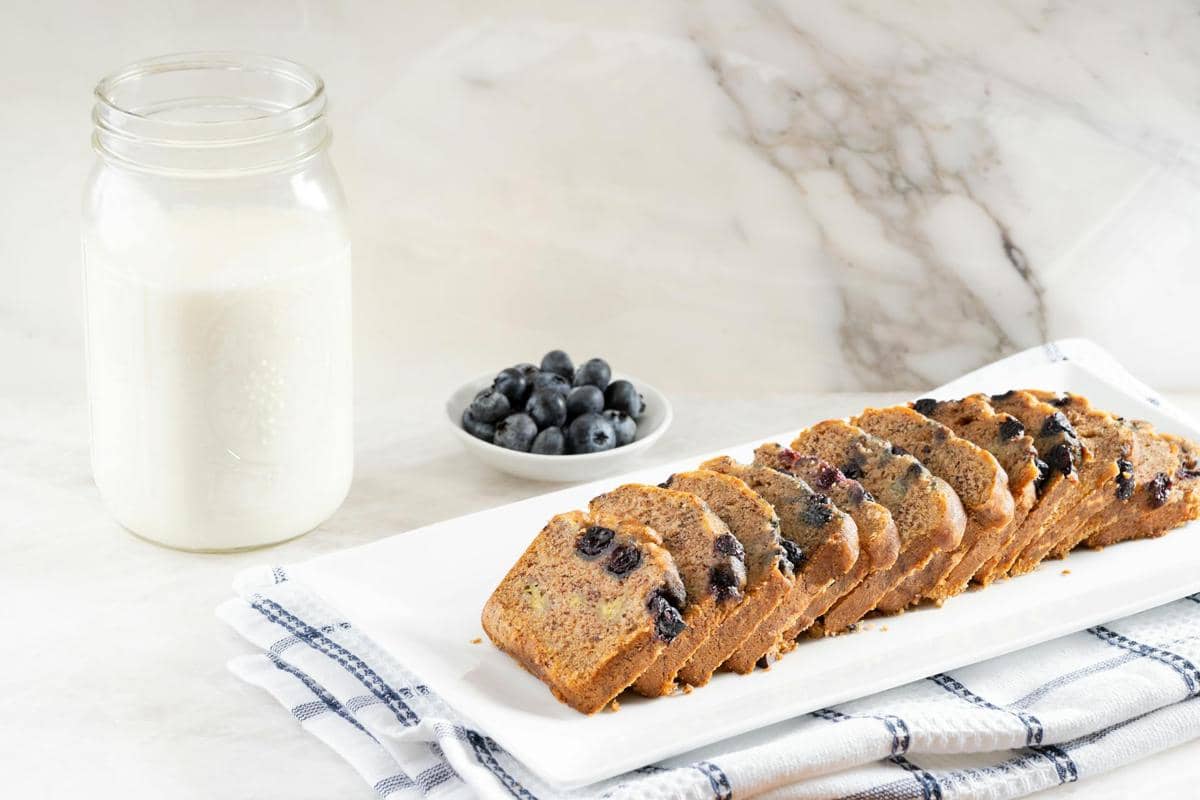 ilustrasi banana blueberry cake