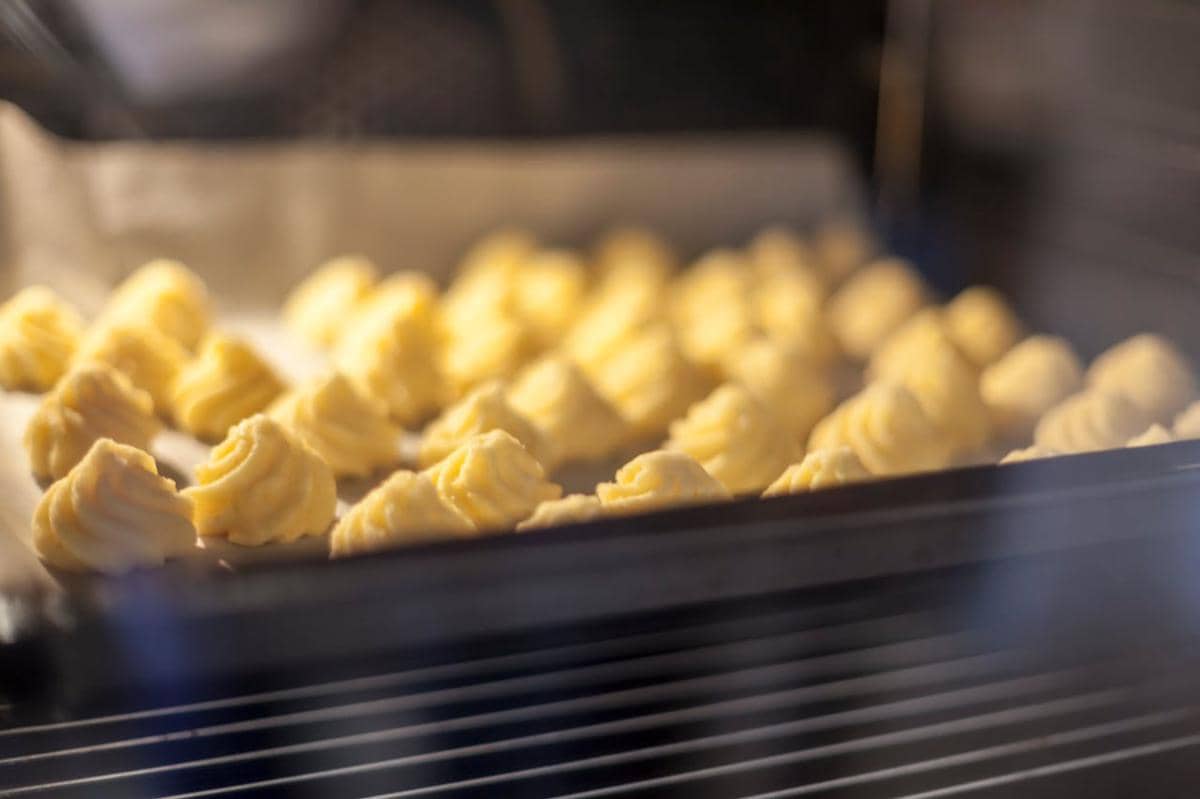 ilustrasi memanggang adonan 