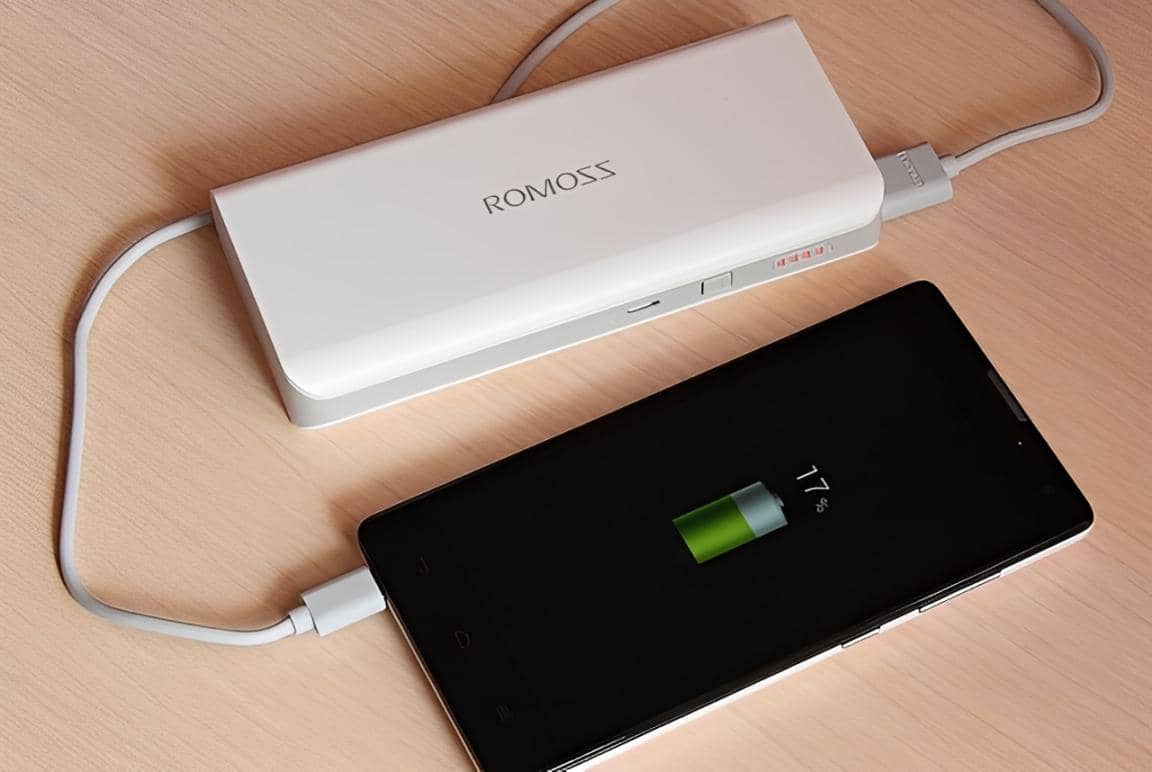 ilustrasi power bank sedang mengisi daya HP