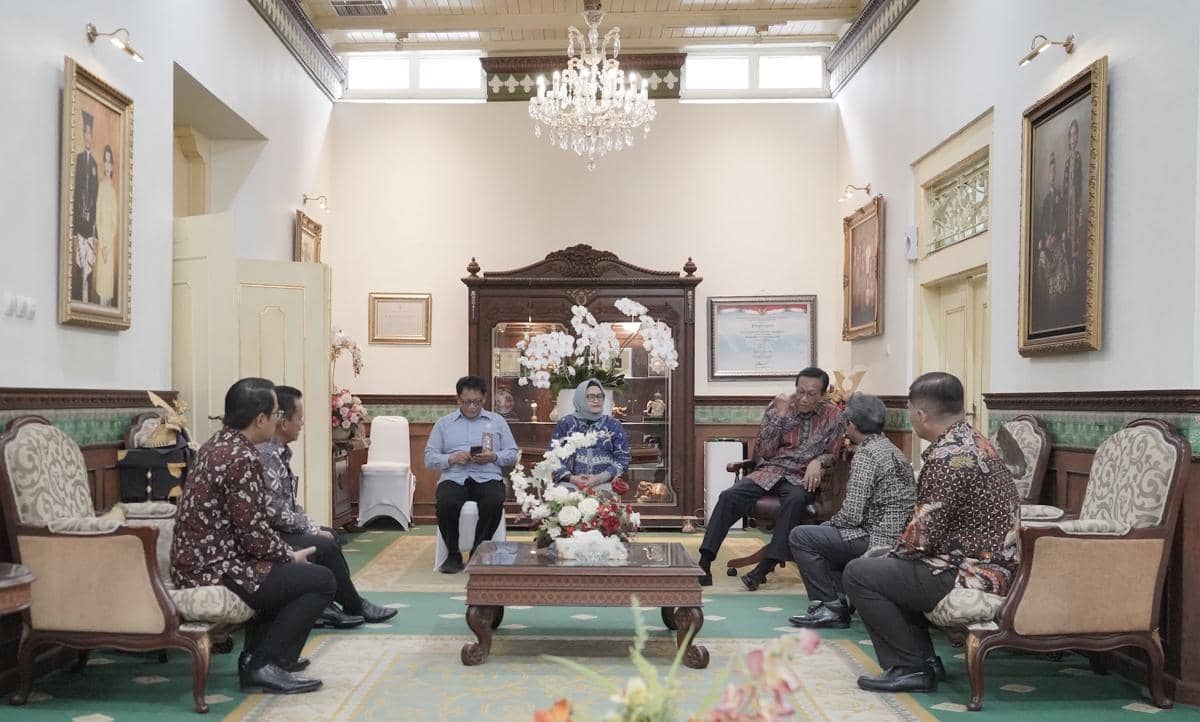  Sri Sultan saat menerima Badan Musyawarah Perbankan Daerah (BMPD) DIY dan Forum Komunikasi Industri Jasa Keuangan (FKIJK) DIY di Gedhong Wilis, Kompleks kepatihan, Yogyakarta, Selasa (13/1/2026). (Dok. Istimewa)