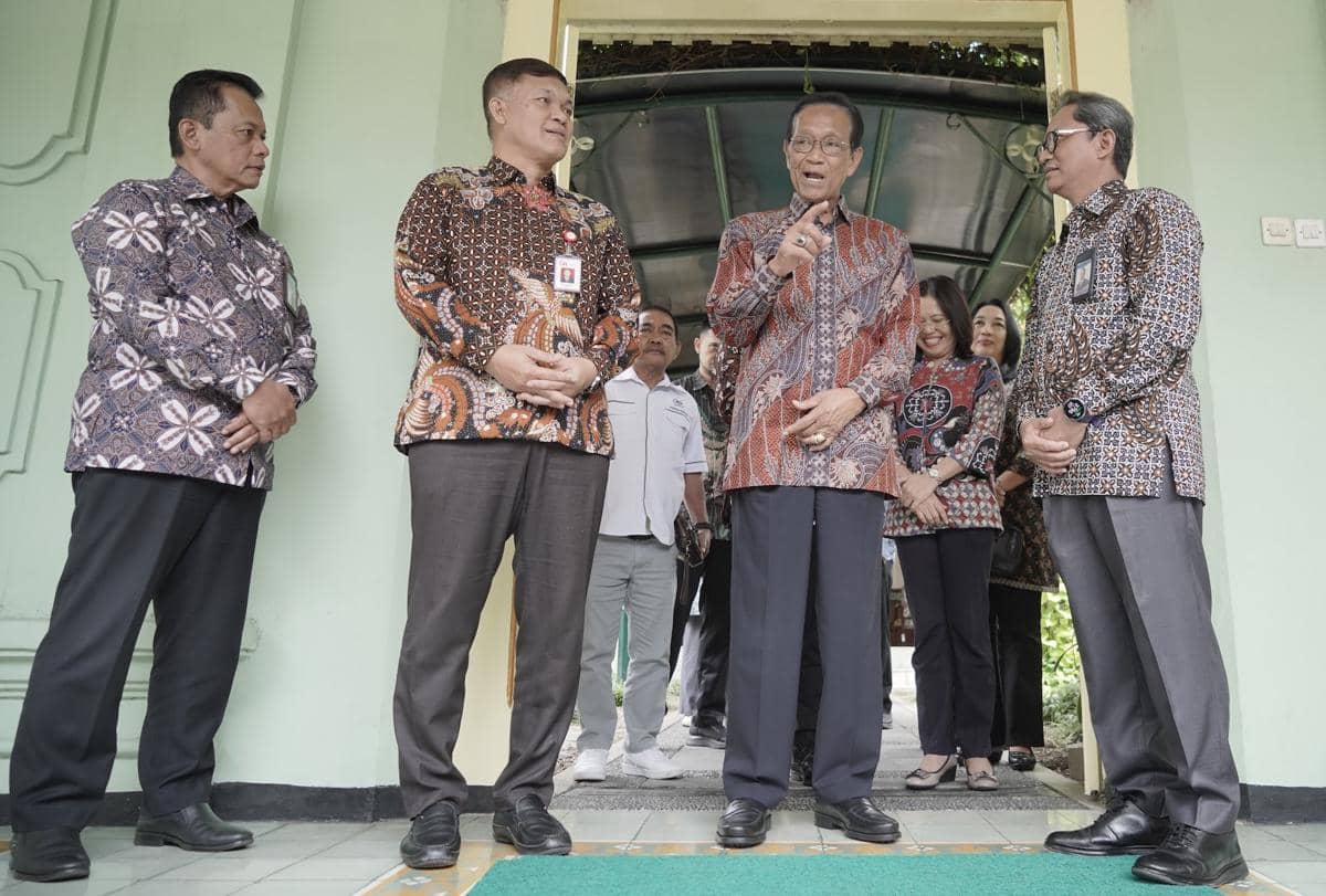  Sri Sultan saat menerima Badan Musyawarah Perbankan Daerah (BMPD) DIY dan Forum Komunikasi Industri Jasa Keuangan (FKIJK) DIY di Gedhong Wilis, Kompleks kepatihan, Yogyakarta, Selasa (13/1/2026). (Dok. Istimewa)