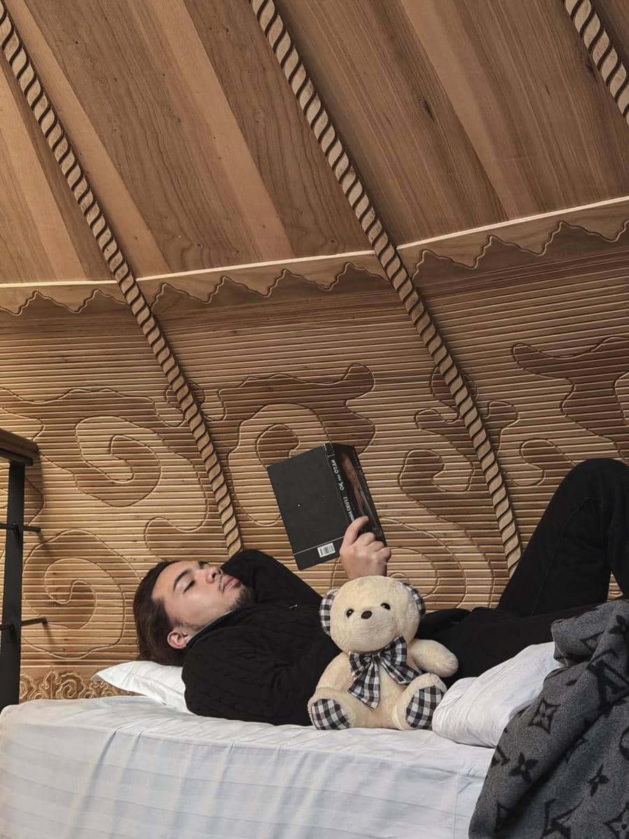 Saaih Halilintar menikmati pesona Charyn Canyon National Park