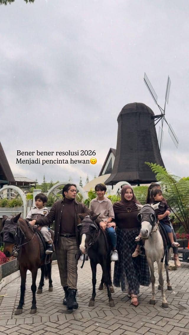 Tasyi Athasyia ajak anak-anak liburan ke Bandung