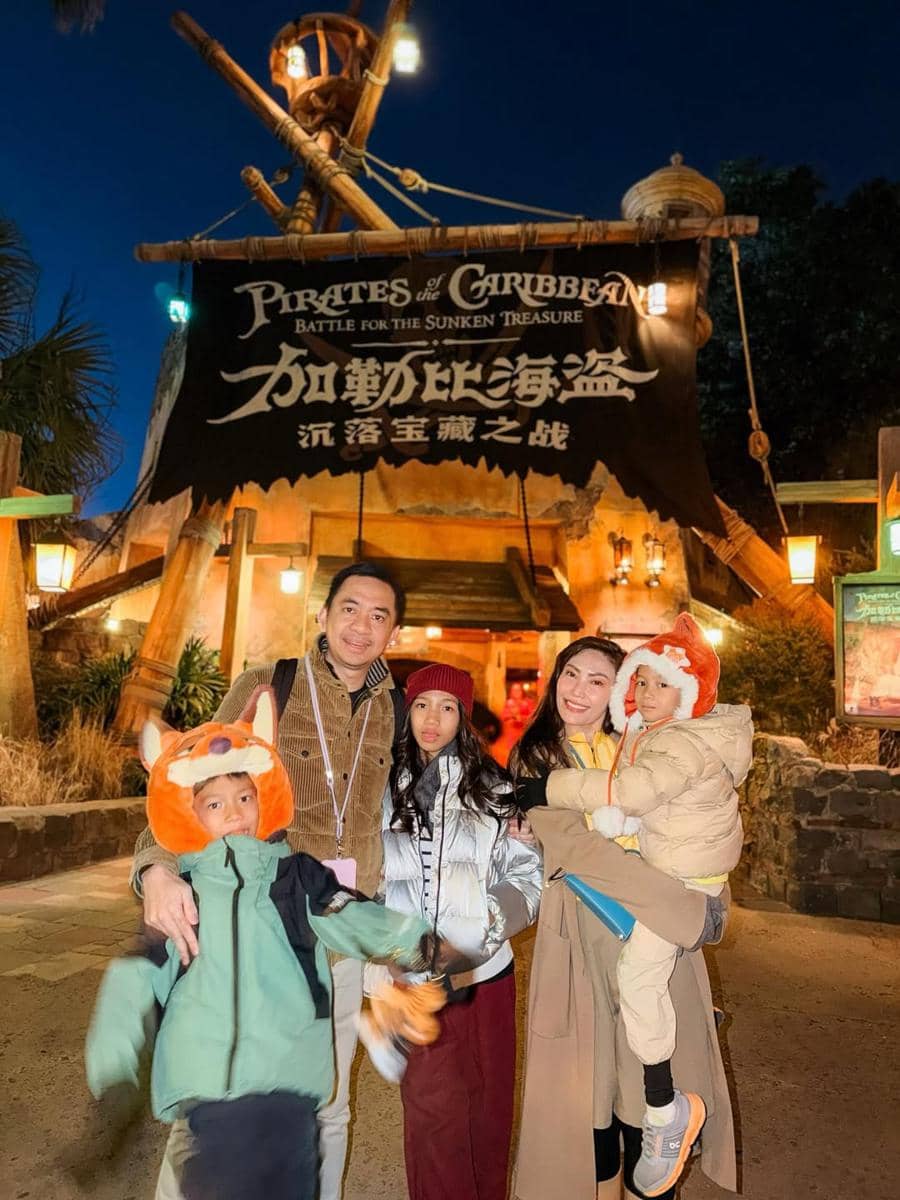 Keluarga Ayu Dewi main di Disneyland Shanghai.