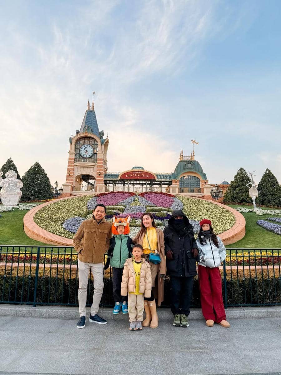 Keluarga Ayu Dewi main di Disneyland Shanghai.