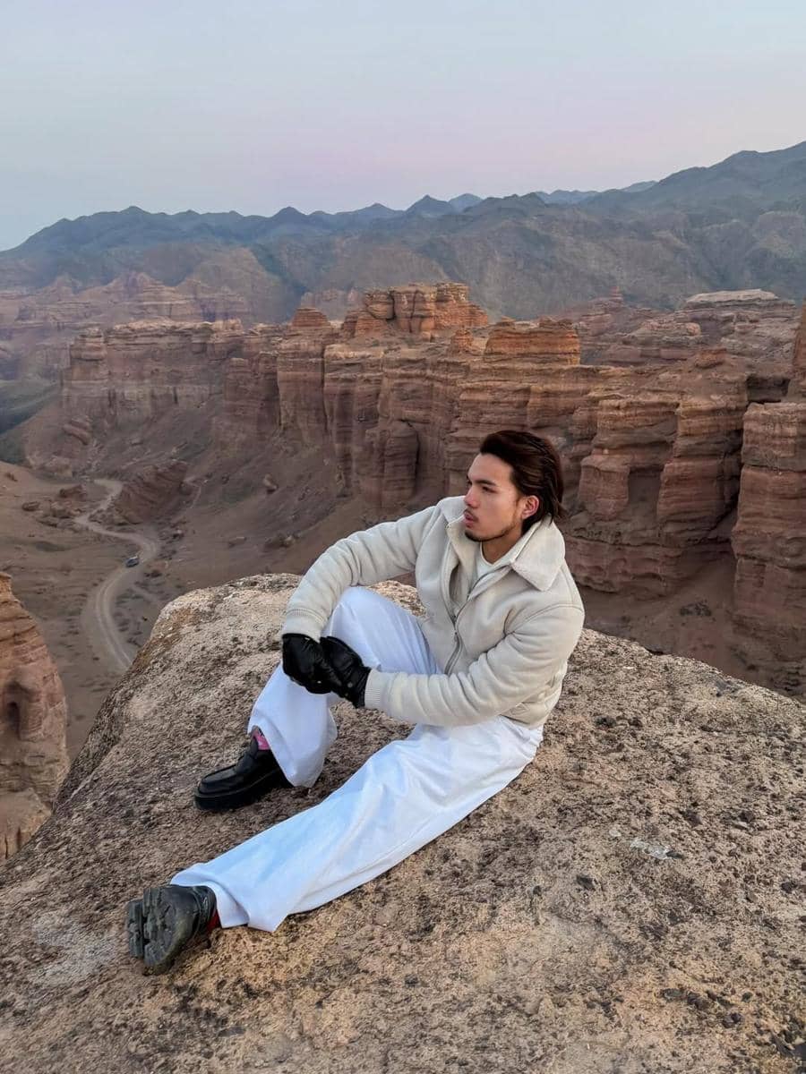 Saaih Halilintar menikmati pesona Charyn Canyon National Park