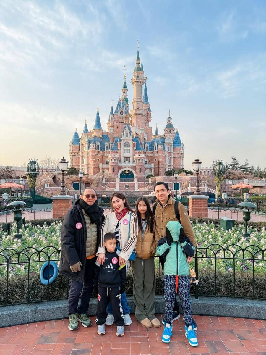 Keluarga Ayu Dewi main di Disneyland Shanghai.