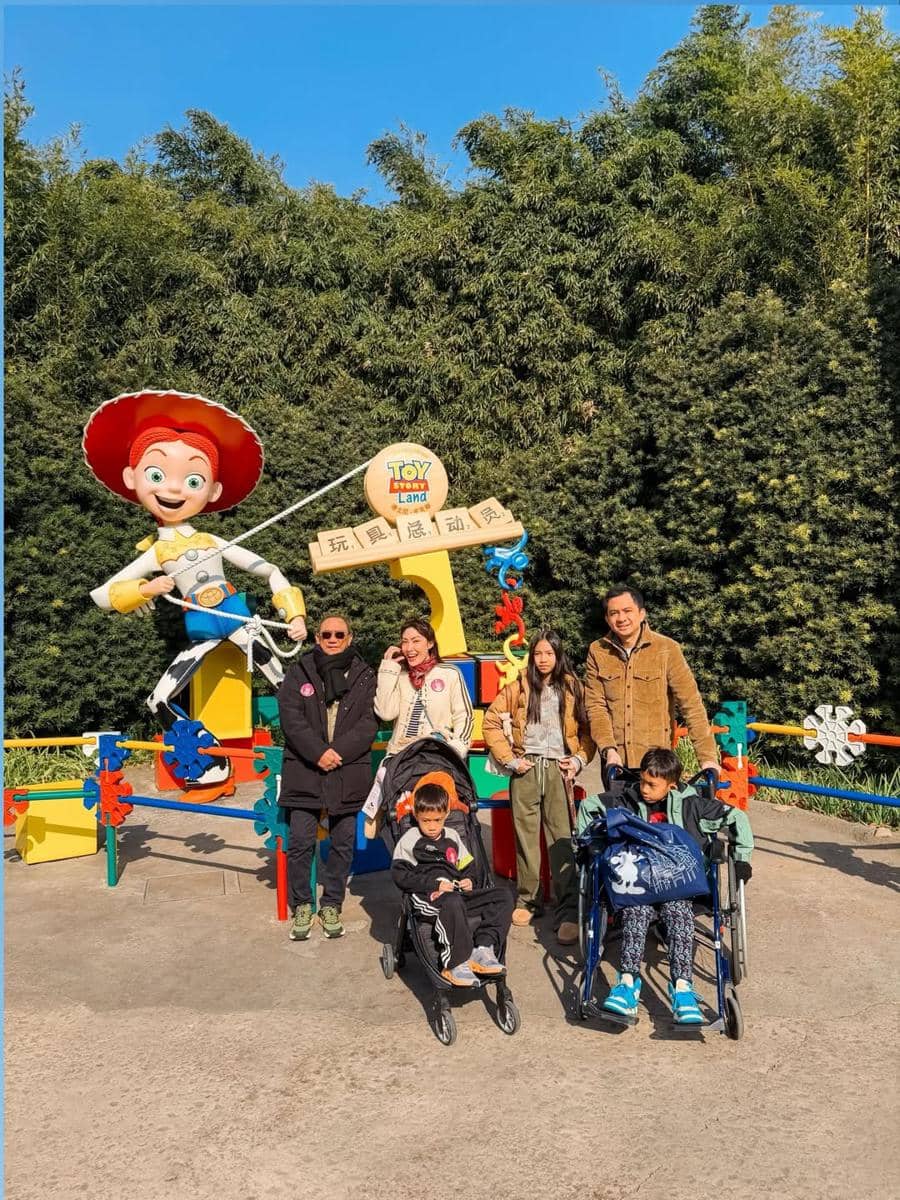 Keluarga Ayu Dewi main di Disneyland Shanghai.