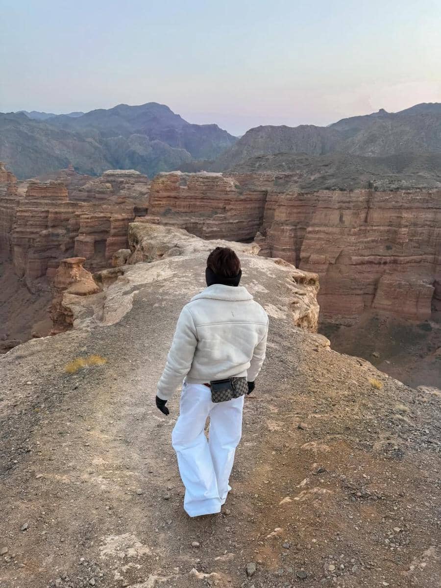 Saaih Halilintar menikmati pesona Charyn Canyon National Park