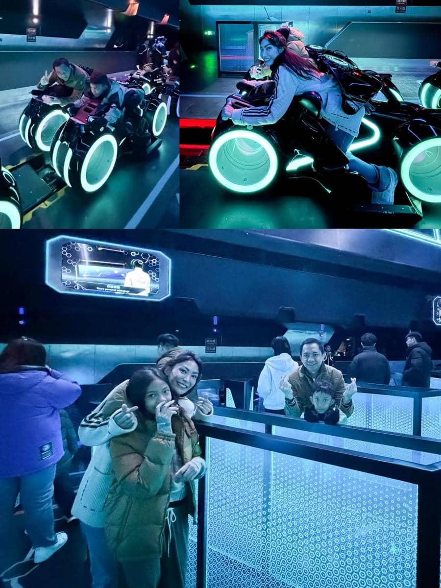 Keluarga Ayu Dewi main di Disneyland Shanghai.