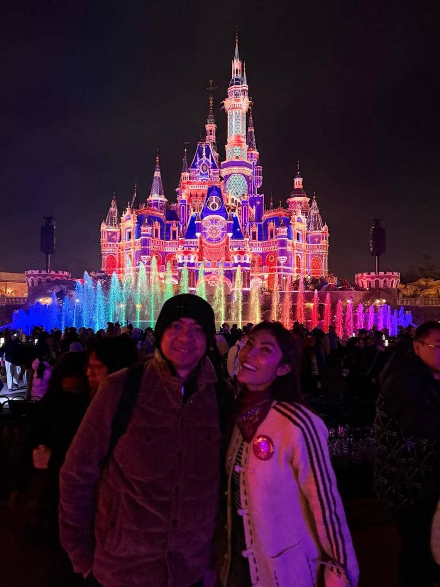 Keluarga Ayu Dewi main di Disneyland Shanghai.