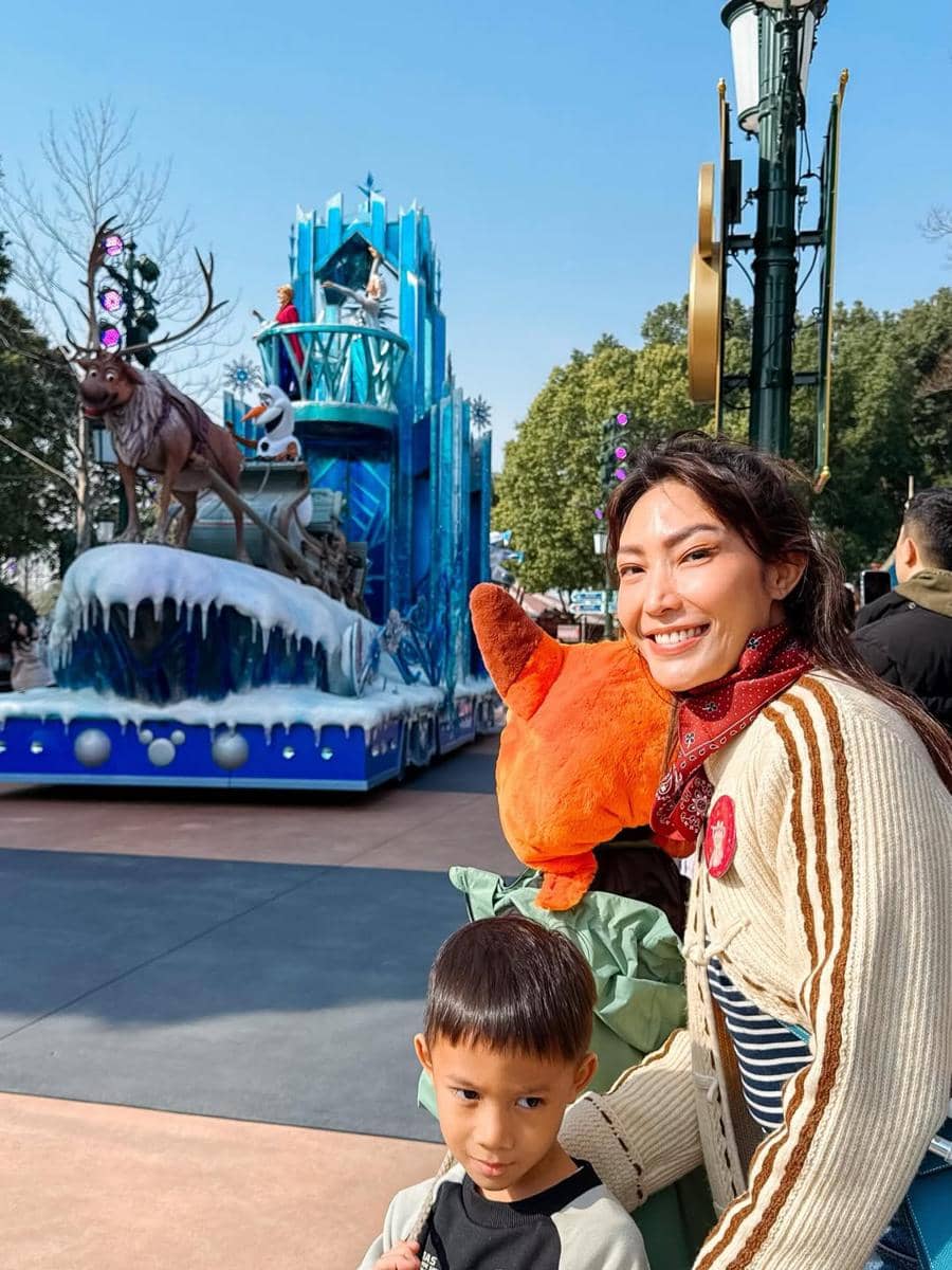 Keluarga Ayu Dewi main di Disneyland Shanghai.
