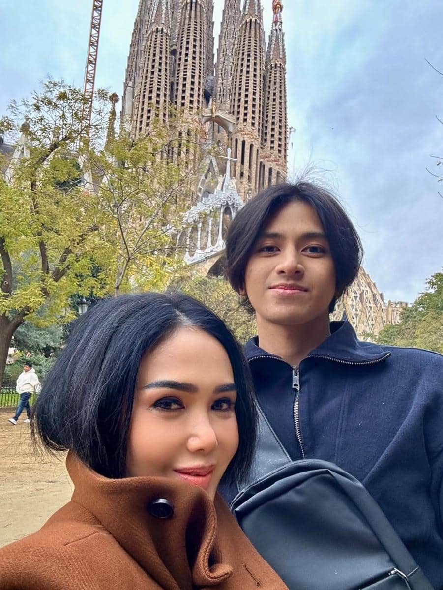 Yuni Shara dan Cavin liburan berdua di Barcelona